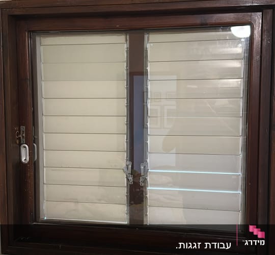 חלון עץ עם שלבי זכוכית מתכווננים